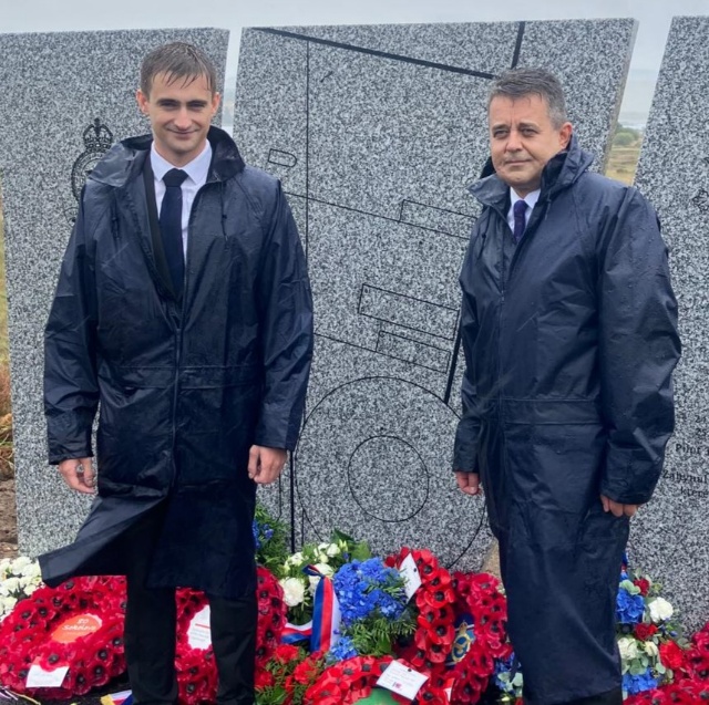 Martin a Benedikt Žourovi u pomníku s věnci z vlčích máků